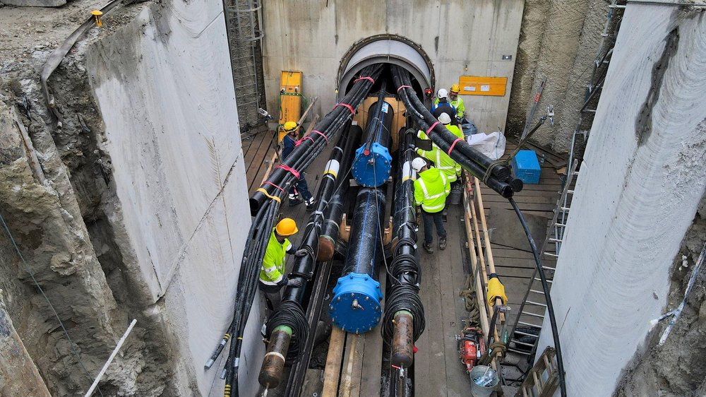 EVN invested around 10 million euros in the tunnelling of the Danube and the implementation of the pipelines for drinking water, natural heat, internet, electricity and gas. [Source: EVN]